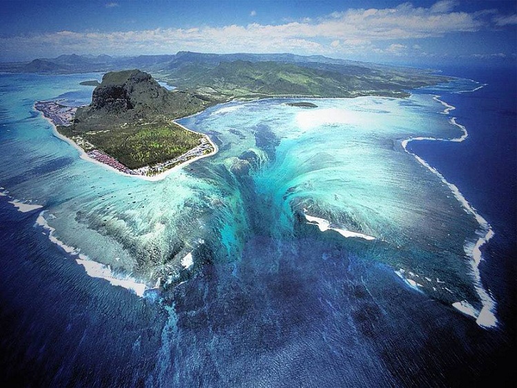 Underwater Waterfall’ Illusion at Mauritius Island